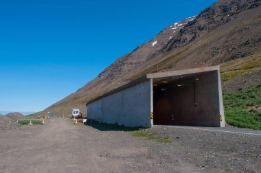 İzlanda'daki Olafsfjordur yolu tüneli