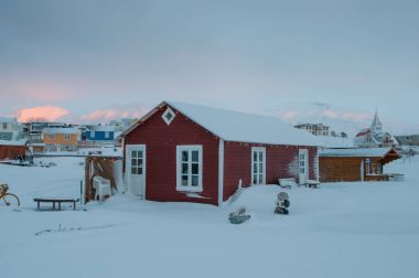 İzlanda'daki Hrisey Adası üzerinde kırmızı ev