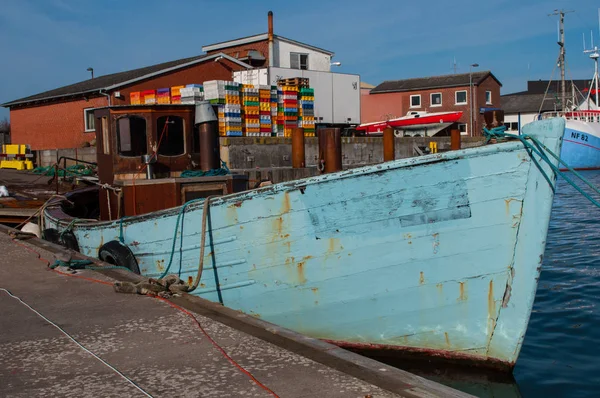 Antiguo barco pesquero en el puerto de Roedby en Dinamarca — Foto de Stock