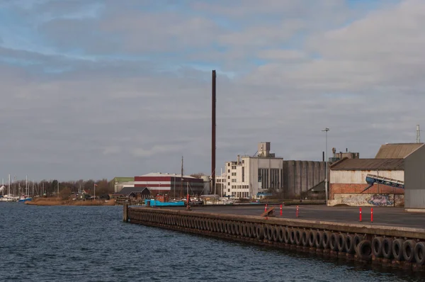 Industriegebiet am Hafen von Nakskov in Dänemark — Stockfoto