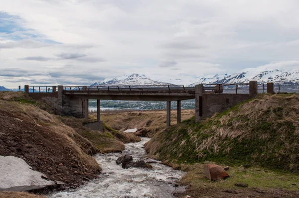 Fluss und Brücke im Vadlaheidi-Gebirge in Nordisland — Stockfoto