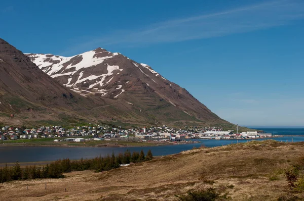 Fiorde e cidade de Siglufjordur, na Islândia — Fotografia de Stock