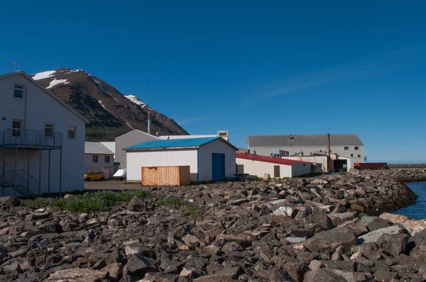 Kasaba Siglufjordur North Iceland'deki / daki endüstriyel binalarda — Stok fotoğraf