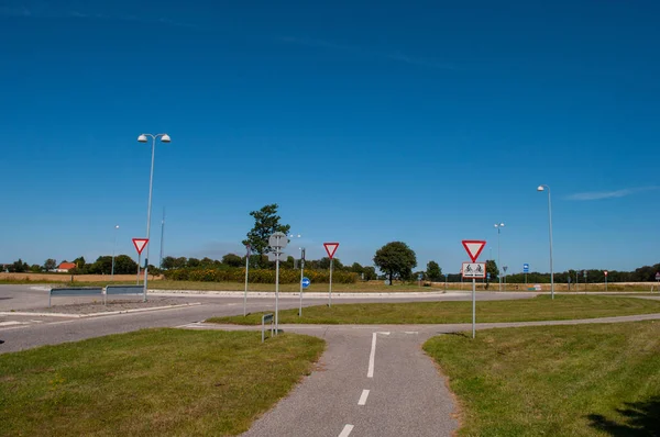 Kruhový objezd a kolo cesta poblíž Vordingborg, Dánsko — Stock fotografie