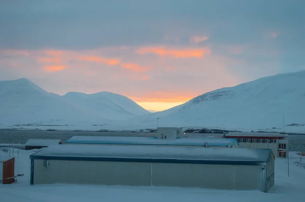 Захід сонця у ісландський зимовий пейзаж — стокове фото