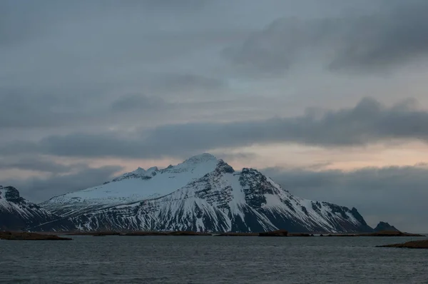 Isländischer Berg im Hornafjordur — Stockfoto