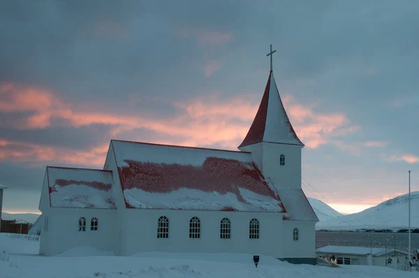 A igreja na ilha de Hrisey na Islândia — Fotografia de Stock