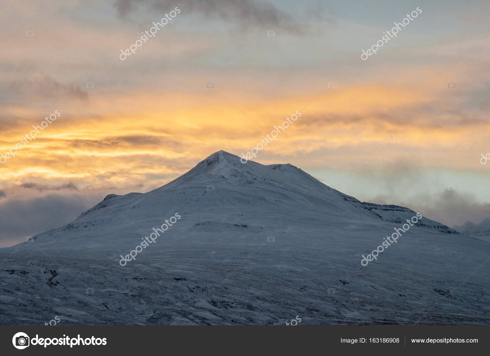 Sulur De Montagne Près De Akureyri En Islande Du Nord