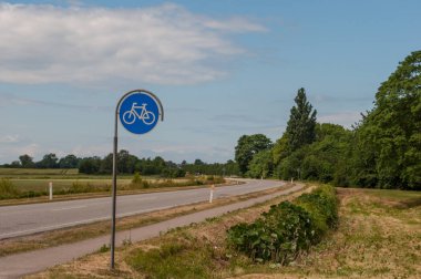 Danimarka kırsal Lundby Köyü yakınındaki yolda