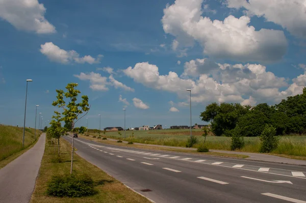 Cesta na předměstí města Naestved, Dánsko — Stock fotografie