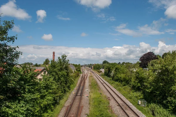 A dán város Lundby keresztül vasúti — Stock Fotó