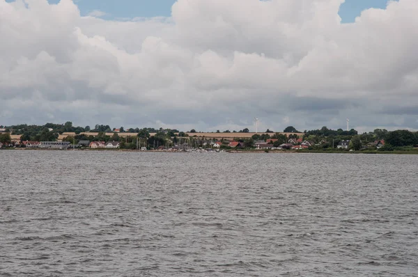 Село hoerby вздовж Holbaek фіорду в Данії — стокове фото