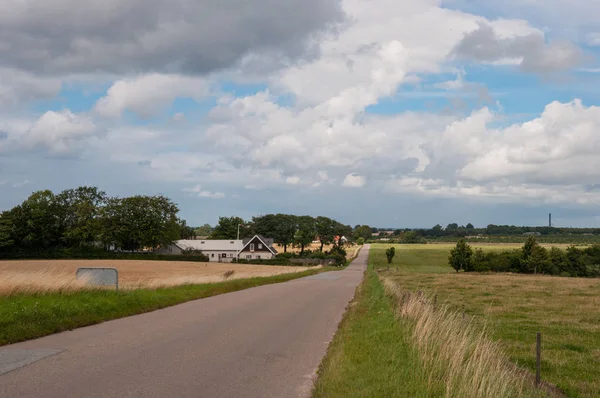 Naesbyvej vägen på ön av Oroe i Danmark — Stockfoto