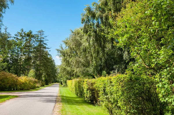 Vägen genom staden av Salvig i Danmark — Stockfoto