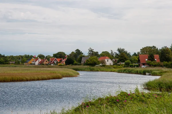 Étang devant des maisons à Karrebaeksminde au Danemark — Photo