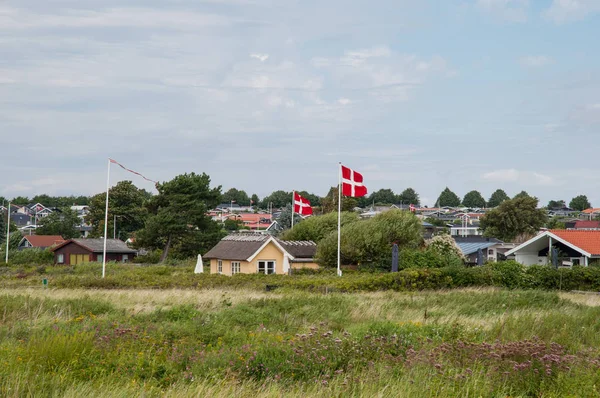 Yaz evleri ve tatil evlerinde Karre önünde Danimarka bayrağı