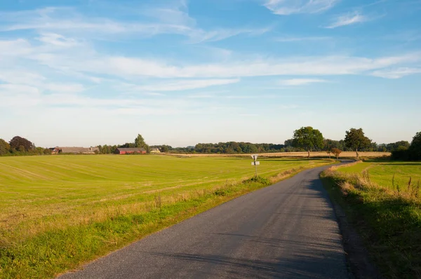 Danska landsbygden road nära Ugledige i Danmark — Stockfoto