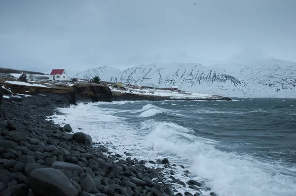 Onde sulla costa di Hrisey in Islanda durante una tempesta invernale — Foto Stock