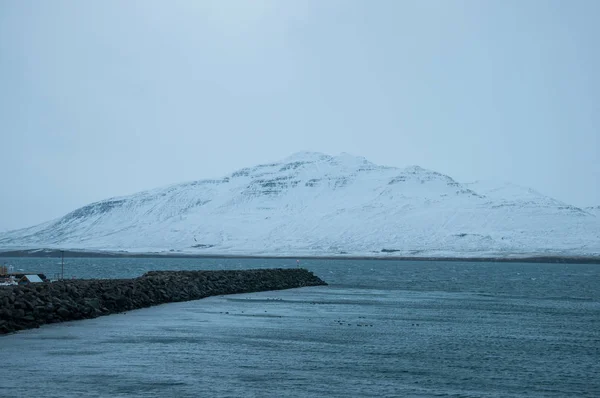 Гора krossahnjukur на півночі Ісландії — стокове фото