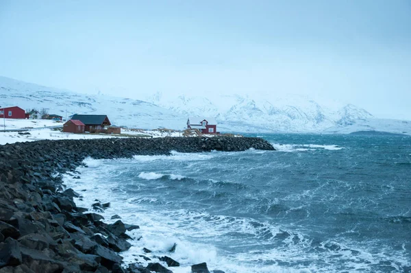 Vågor på kusten av Hrisey på Island under en vinterstorm — Stockfoto