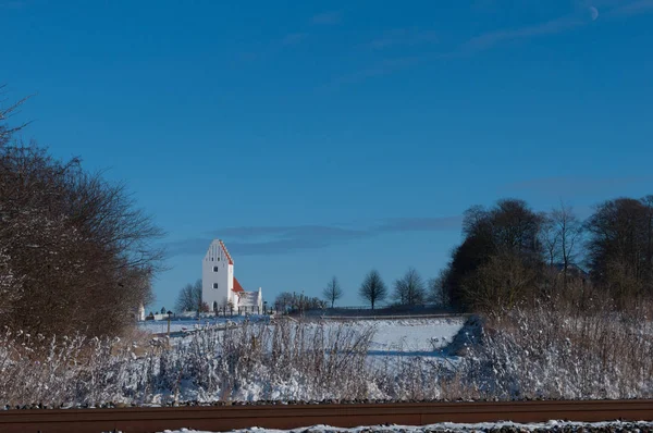 卡斯特鲁普教会在丹麦在冬季景观 — 图库照片