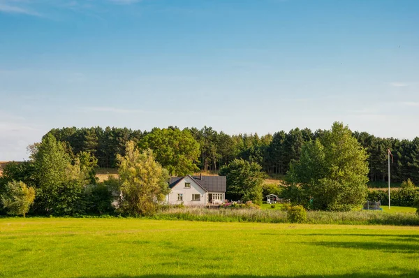 Landsbygden hus på ön av Moen i Danmark — Stockfoto
