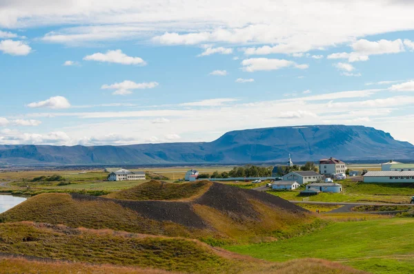 Pseudocraters と北アイスランドのミーバトン湖の近くの農場 — ストック写真