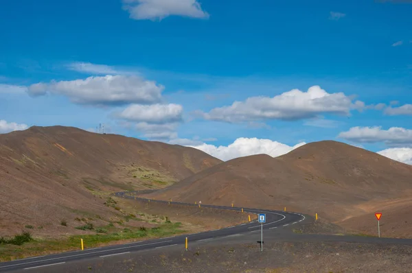 Estrada através do passo de montanha Namaskard na Islândia — Fotografia de Stock