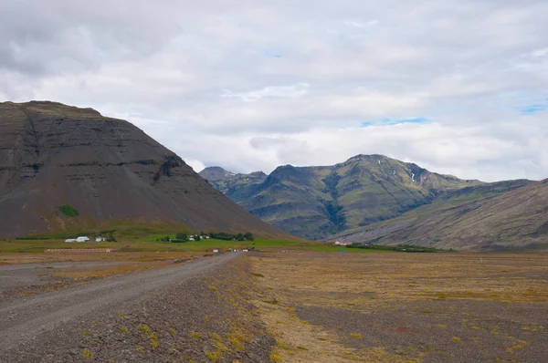 Дорога в пейзаж у Східній Ісландії — стокове фото