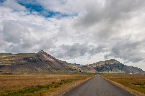 Δρόμο στο τοπίο στην Ανατολική Ισλανδία — Φωτογραφία Αρχείου