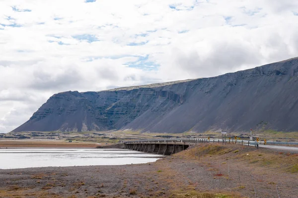 Bron korsar floden Hornafjardarfljot i östra Island — Stockfoto