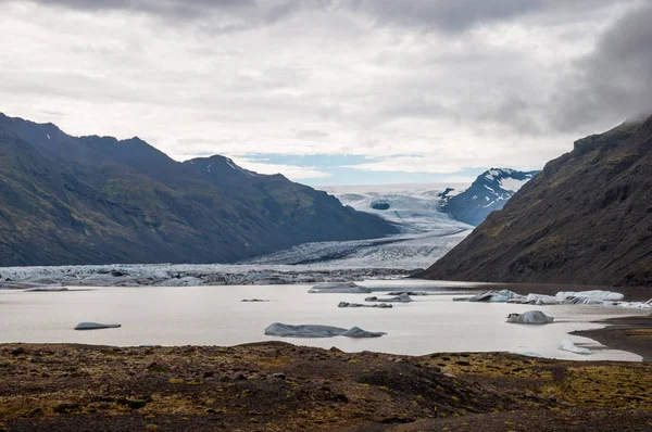 Heinabergsjokull gletsjer en lagune in IJsland — Stockfoto