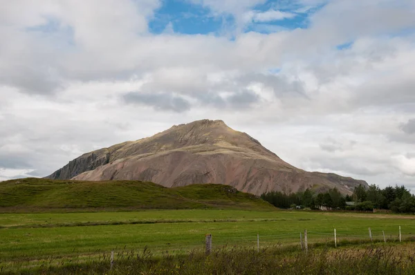 Ketillaugarfjall dağın İzlanda'daki Hornafjordur içinde — Stok fotoğraf