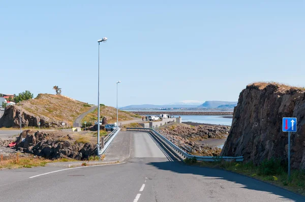 Ponte da cidade de Borgarnes para a ilha de Brokey em islandês — Fotografia de Stock