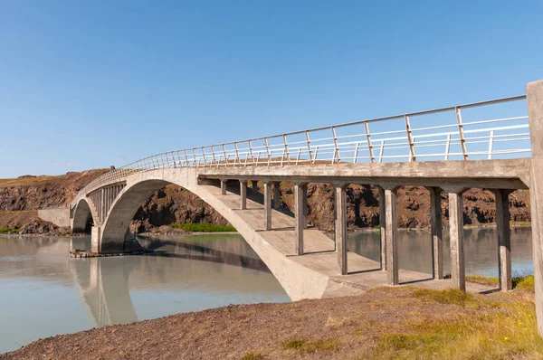 Brücke über den Fluss hvita bei ferjukot im borgarfjordur icela — Stockfoto