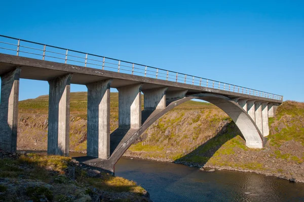 Brücke über den Fluss Nordura im Borgarfjordur — Stockfoto