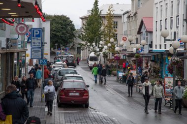 Akureyri, İzlanda - Ağustos 28. 2017: şehir merkezinde yürüyen turist