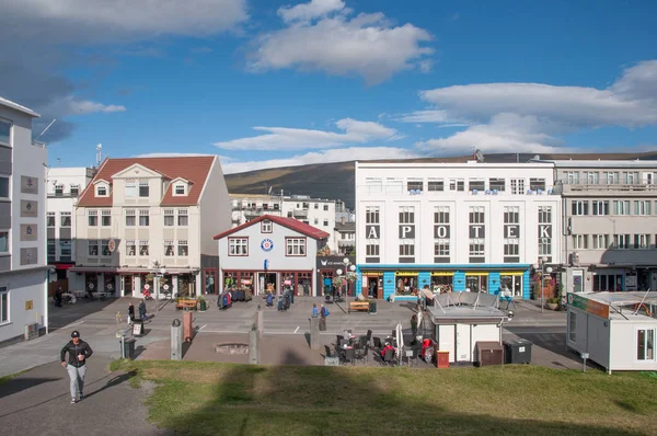 Akureyri, İzlanda - 31 Ağustos. 2017: dow içinde yürüyen turist