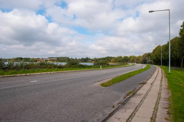 Silnice poblíž jezera Soro v Dánsku — Stock fotografie