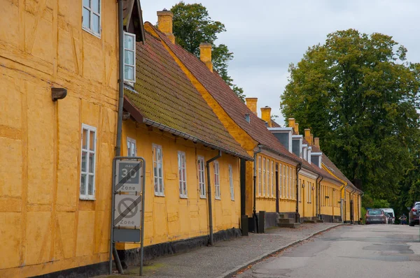 Gamla gula husen i staden av Soro i Danmark — Stockfoto