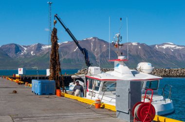 Tekne bir vinç ile çalışmak