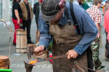 Demir çekiç demirci