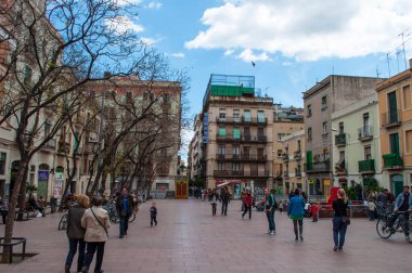 Barcelona İspanya sokakta yürüyen insanlar