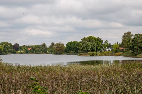 デンマークの町の湖 — ストック写真