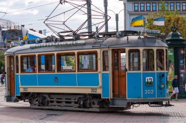 Mavi vintage tramvay İsveç'te