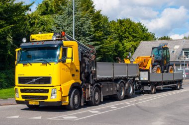 Sarı Loadall çekerek sarı kamyon