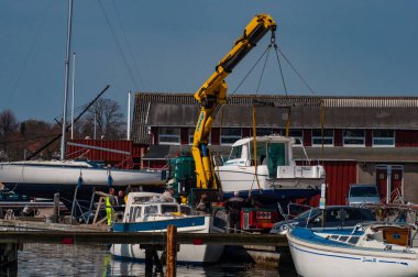 Bir tekne suya kaldırma vinç
