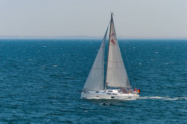 Denizin üzerinde Alman yelkenli