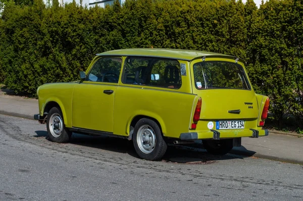 Stará zelená trabant — Stock fotografie