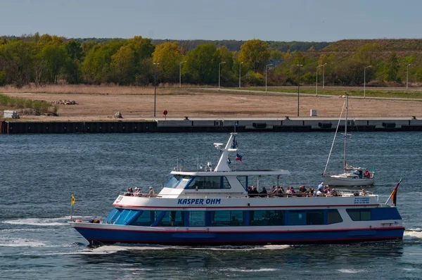 Barco em um porto viagem de ida e volta em Rostock — Fotografia de Stock